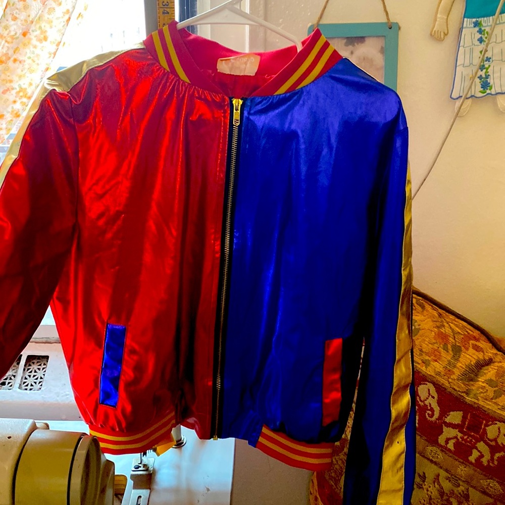 This jacket is a rare find . it’s like new